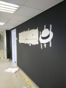 התקנת אותיות בולטות בעזרת שבלונת מיקום על קיר